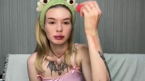 Snapshot of pussymoneywet chatting on November 2025 05:35:02 PM Lina online show from November 2025 05:35:02 PM