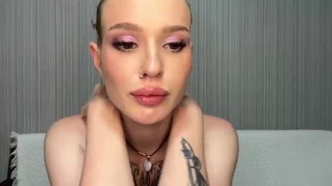 Snapshot of pussymoneywet chatting on November 2025 12:31:02 PM Lina online show from November 2025 12:31:02 PM