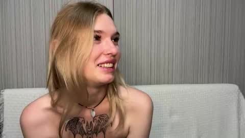 Snapshot of pussymoneywet chatting on November 2025 10:14:01 AM Lina online show from November 2025 10:14:01 AM