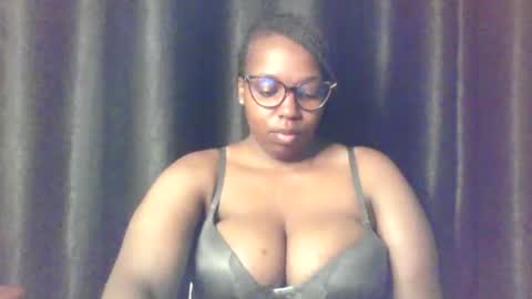 Snapshot of queen_melanine chatting on June 2026 04:07:02 AM QUEEN online show from June 2026 04:07:02 AM