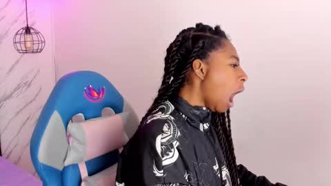 Snapshot of queen_perla_ chatting on November 2025 11:21:02 AM online show from November 2025 11:21:02 AM