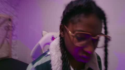 Snapshot of queen_perla_ chatting on December 2025 11:19:01 AM online show from December 2025 11:19:01 AM