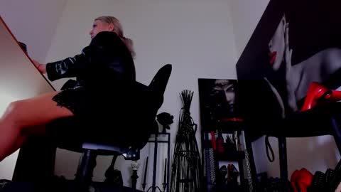 Snapshot of queencatsnow chatting on February 2026 03:05:01 AM Misscatsnow online show from February 2026 03:05:01 AM