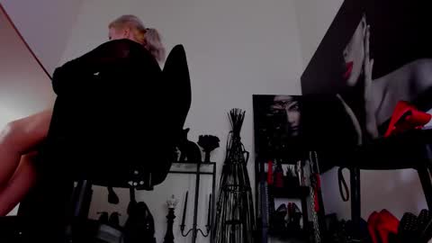 Snapshot of queencatsnow chatting on February 2026 02:06:02 AM Misscatsnow online show from February 2026 02:06:02 AM