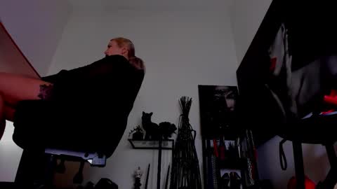 Snapshot of queencatsnow chatting on February 2026 08:02:02 AM Misscatsnow online show from February 2026 08:02:02 AM