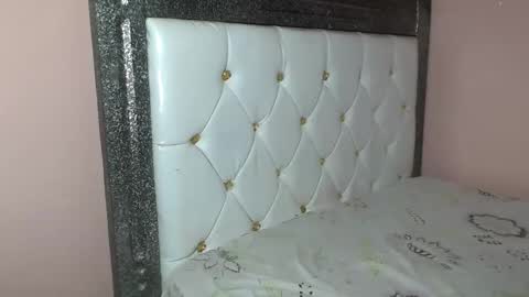 queenchloe1 online show from April 2026 06:57:01 PM