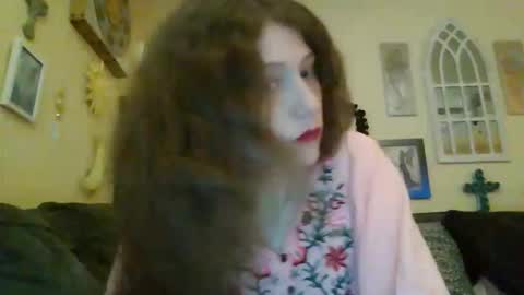 Snapshot of queencrimsonlvx chatting on April 2026 01:19:01 AM queencrimsonlvx online show from April 2026 01:19:01 AM