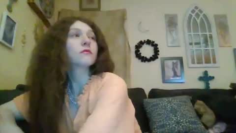 Snapshot of queencrimsonlvx chatting on April 2026 12:18:01 PM queencrimsonlvx online show from April 2026 12:18:01 PM