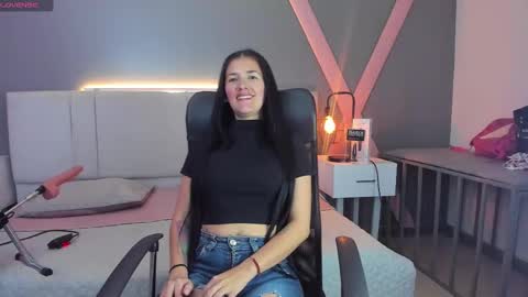 Snapshot of queenn24 chatting on December 2024 08:28:02 PM EMILY online show from December 2024 08:28:02 PM