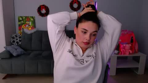 Snapshot of queenofthesense chatting on December 2025 06:04:01 PM Patricia online show from December 2025 06:04:01 PM