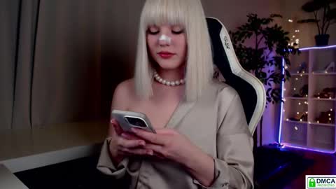 Queensy online show from March 2026 05:04:01 PM