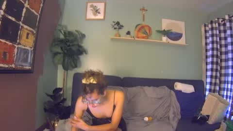 Mia online show from September 2025 06:00:01 PM