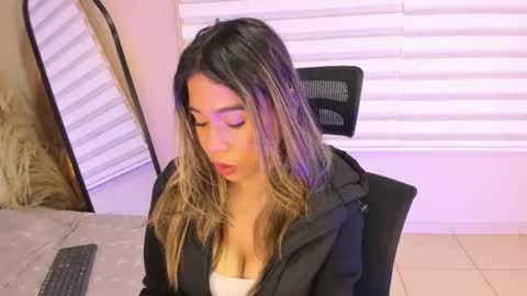 Snapshot of rachell_criss chatting on November 2025 04:22:01 AM Rachell online show from November 2025 04:22:01 AM