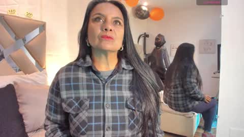 Raquel Moore  online show from October 2025 12:16:01 PM