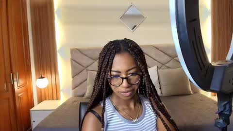 Snapshot of raqueljones_ chatting on May 2026 12:33:01 PM Raquel online show from May 2026 12:33:01 PM