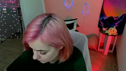 Snapshot of red_bestie_ chatting on February 2025 02:16:02 PM Bestie online show from February 2025 02:16:02 PM