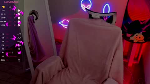 Snapshot of red_bestie_ chatting on February 2025 04:45:02 PM Bestie online show from February 2025 04:45:02 PM