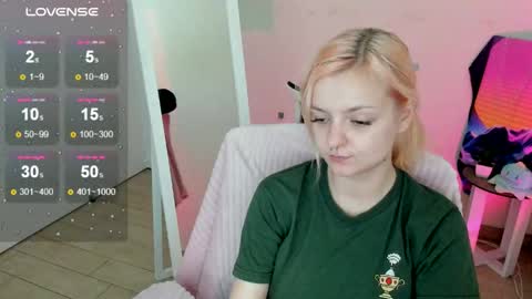 Snapshot of red_bestie_ chatting on September 2025 12:29:01 PM Bestie online show from September 2025 12:29:01 PM