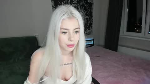 Erika online show from November 2025 03:33:02 PM