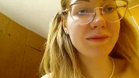 Snapshot of rinettawilss chatting on December 2024 03:20:02 PM RinettaWilss online show from December 2024 03:20:02 PM