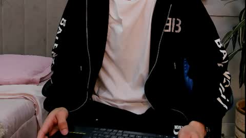 Snapshot of roan_birkin chatting on June 2026 07:34:02 PM Roan Birkin online show from June 2026 07:34:02 PM