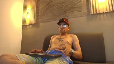 Snapshot of roger_flyn chatting on December 2025 04:18:02 AM roger_flyn online show from December 2025 04:18:02 AM