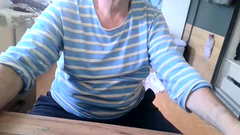 Snapshot of rolandloser1000 chatting on December 2024 09:35:01 AM rolandloser1000 online show from December 2024 09:35:01 AM