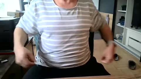 Snapshot of rolandloser1000 chatting on February 2025 10:28:02 AM rolandloser1000 online show from February 2025 10:28:02 AM