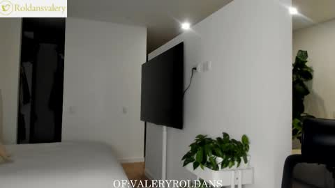 Valery Roldans online show from November 2025 02:45:02 AM