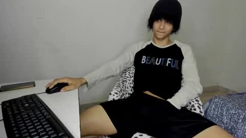 Snapshot of rolling_05 chatting on November 2025 12:33:01 AM rolling_05 online show from November 2025 12:33:01 AM