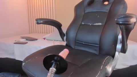 Snapshot of rossvega_ chatting on November 2025 10:43:02 PM Ross online show from November 2025 10:43:02 PM