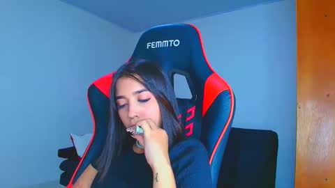 rousse_violet online show from December 2025 08:58:02 PM