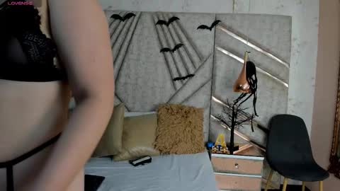 RousseWalker online show from November 2025 12:37:02 PM