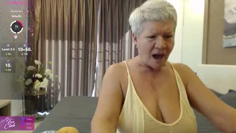 Snapshot of roxana_brooks chatting on November 2025 01:42:01 AM Roxana online show from November 2025 01:42:01 AM