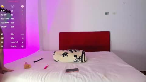 Snapshot of roxane_milf chatting on November 2025 01:17:02 PM Roxane Diaz online show from November 2025 01:17:02 PM