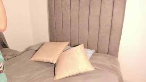 Snapshot of roxanedewalle chatting on November 2025 07:09:01 AM Roxane online show from November 2025 07:09:01 AM