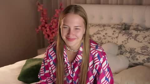 Snapshot of roxanelan chatting on September 2025 12:05:02 PM Anna Lokiss online show from September 2025 12:05:02 PM