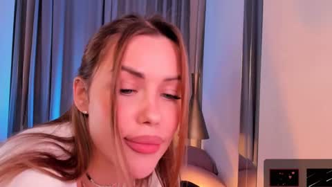 Snapshot of roxy_wet chatting on March 2025 04:38:02 PM Roxy follow me online show from March 2025 04:38:02 PM