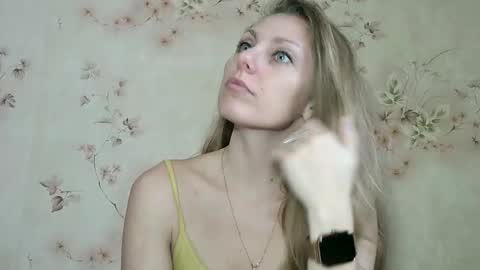 Snapshot of roxyfox18x01 chatting on December 2025 10:42:02 AM roxyfox18x01 online show from December 2025 10:42:02 AM