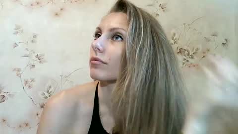 Snapshot of roxyfox18x01 chatting on June 2026 07:28:02 AM roxyfox18x01 online show from June 2026 07:28:02 AM