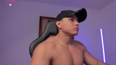 Snapshot of roy__constance chatting on June 2026 04:44:02 AM Roy Constance online show from June 2026 04:44:02 AM