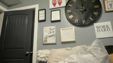 Snapshot of royalblonde chatting on December 2024 04:19:01 PM royalblonde online show from December 2024 04:19:01 PM