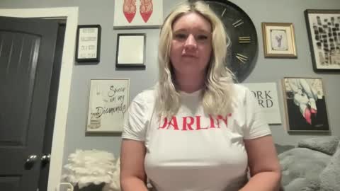 Snapshot of royalblonde chatting on January 2025 01:41:02 PM royalblonde online show from January 2025 01:41:02 PM