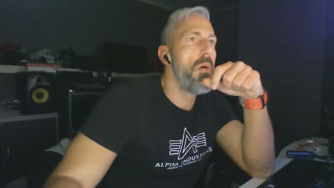 Chico que rico Caliente online show from January 2025 10:37:01 PM