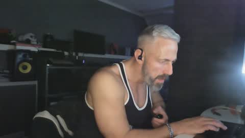 Chico que rico Caliente online show from January 2025 02:44:01 PM