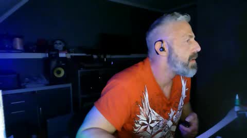 Chico que rico Caliente online show from November 2025 04:36:01 AM