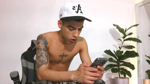  R U S S E L L  online show from November 2025 12:31:02 AM