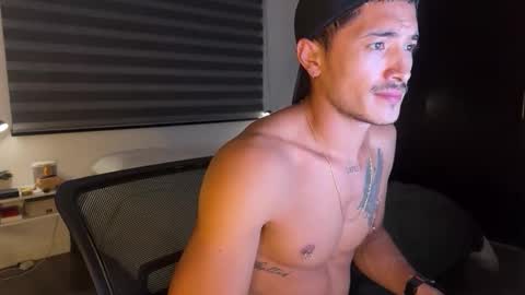 Snapshot of ryan_blueof chatting on May 2026 12:52:02 AM Ryan Blue sex online show from May 2026 12:52:02 AM