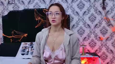 Snapshot of saara_brown chatting on November 2025 12:18:01 PM Saara Brown online show from November 2025 12:18:01 PM