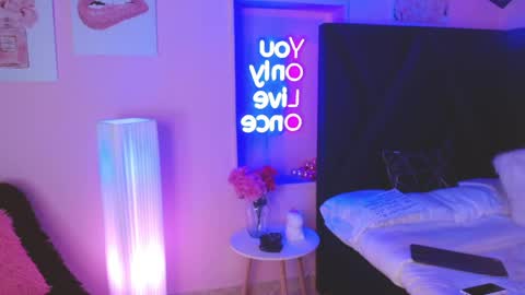 Snapshot of samara_glow chatting on May 2026 09:20:02 PM Samara online show from May 2026 09:20:02 PM